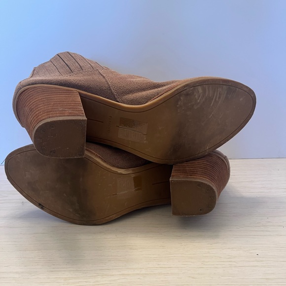 Dolce Vita Ankle Boot Bootie Size 8 Taupe Beige Suede Slip On Mid Heel 2.5. - Picture 8 of 14